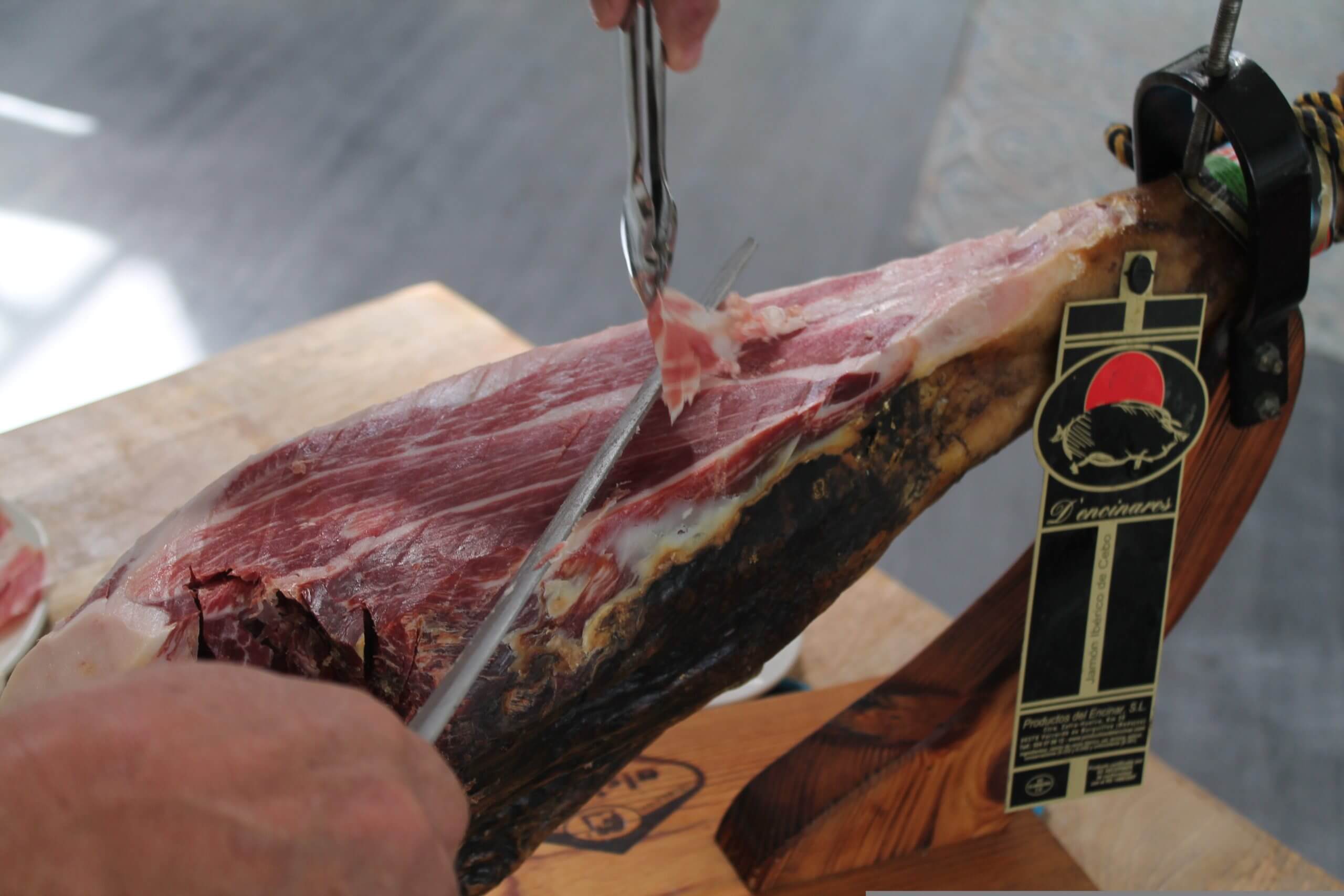 Découpe d'un jambon au couteau.