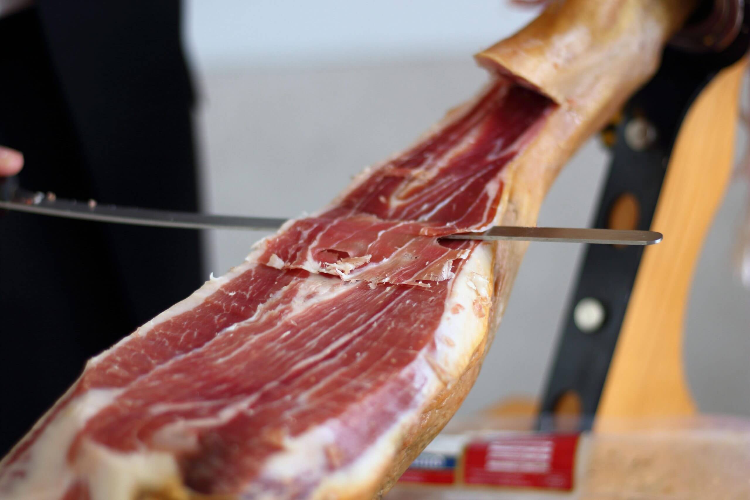 Découpe de jambon au couteau.
