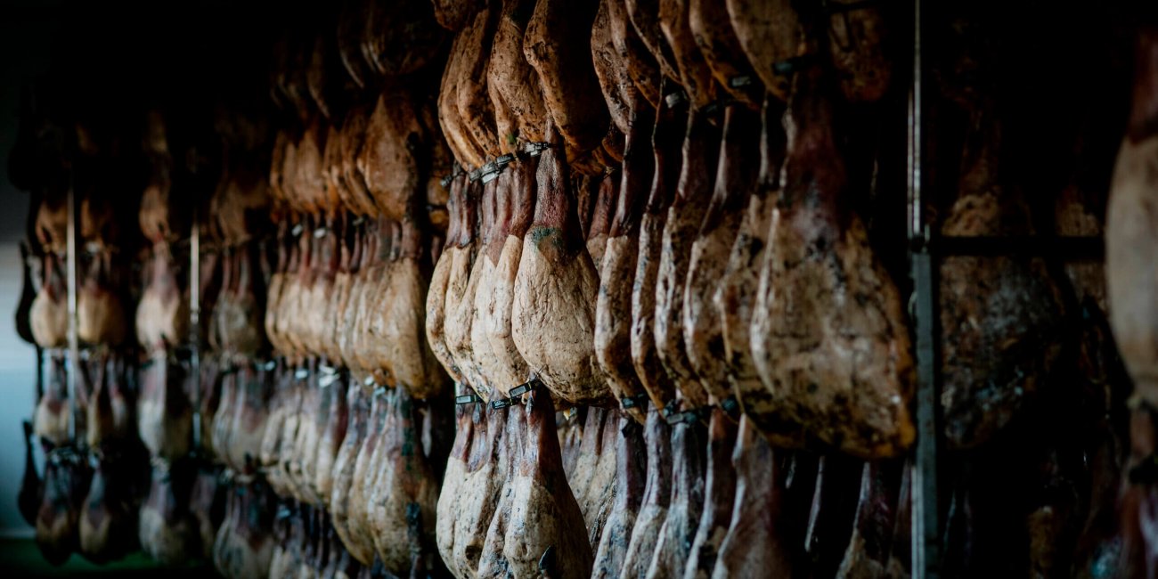 Séchage de jambons ibériques pata negra qualité Bellota.
